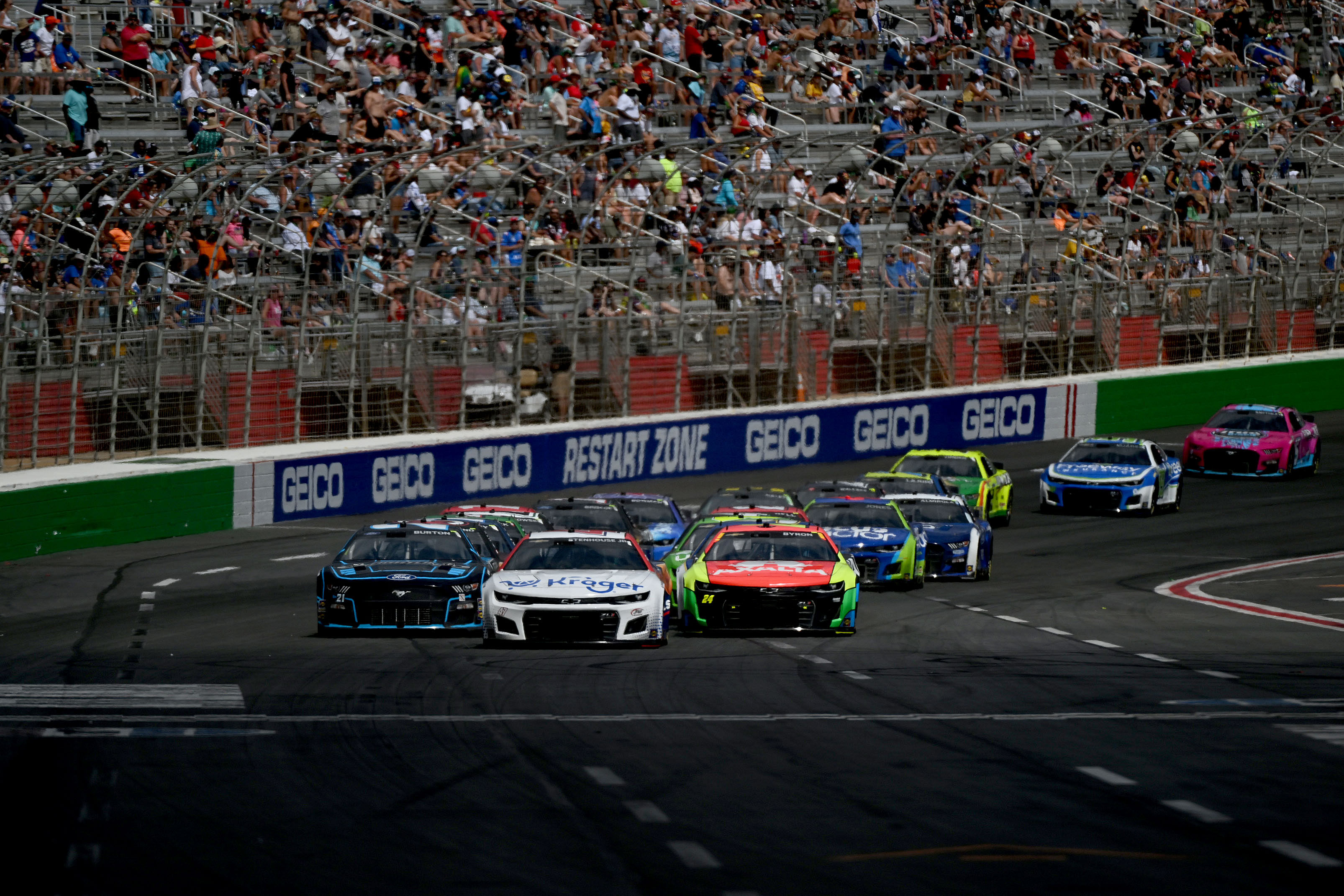 General view of a restart during the Quaker State 400 at Atlanta Motor Speedway - Source: Imagn